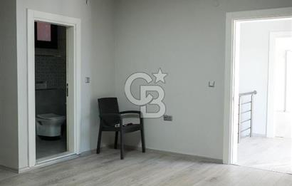 SEFERİHİSAR'DA DENİZE SIFIR 8+1 7 BANYOLU GENİŞ TERASLI DENİZ MANZARALI 450 M2 TRIPLEX VİLLA