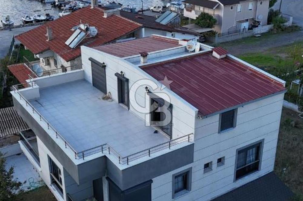 SEFERİHİSAR'DA DENİZE SIFIR 8+1 7 BANYOLU GENİŞ TERASLI DENİZ MANZARALI 450 M2 TRIPLEX VİLLA