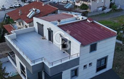 SEFERİHİSAR'DA DENİZE SIFIR 8+1 7 BANYOLU GENİŞ TERASLI DENİZ MANZARALI 450 M2 TRIPLEX VİLLA
