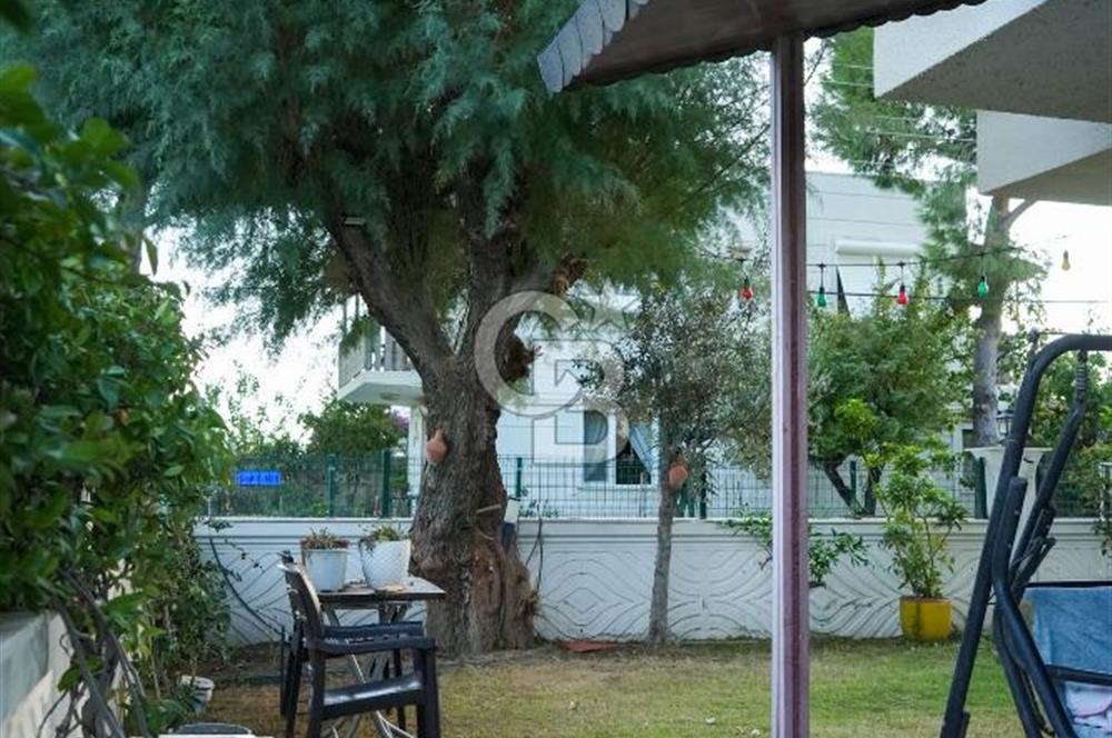 SEFERİHİSAR'DA DENİZE SIFIR 8+1 7 BANYOLU GENİŞ TERASLI DENİZ MANZARALI 450 M2 TRIPLEX VİLLA