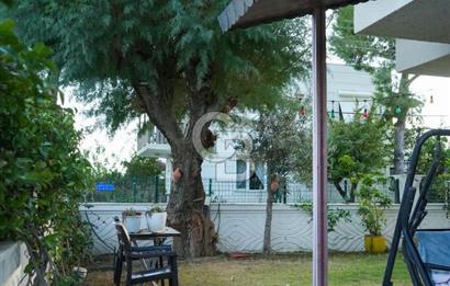 SEFERİHİSAR'DA DENİZE SIFIR 8+1 7 BANYOLU GENİŞ TERASLI DENİZ MANZARALI 450 M2 TRIPLEX VİLLA