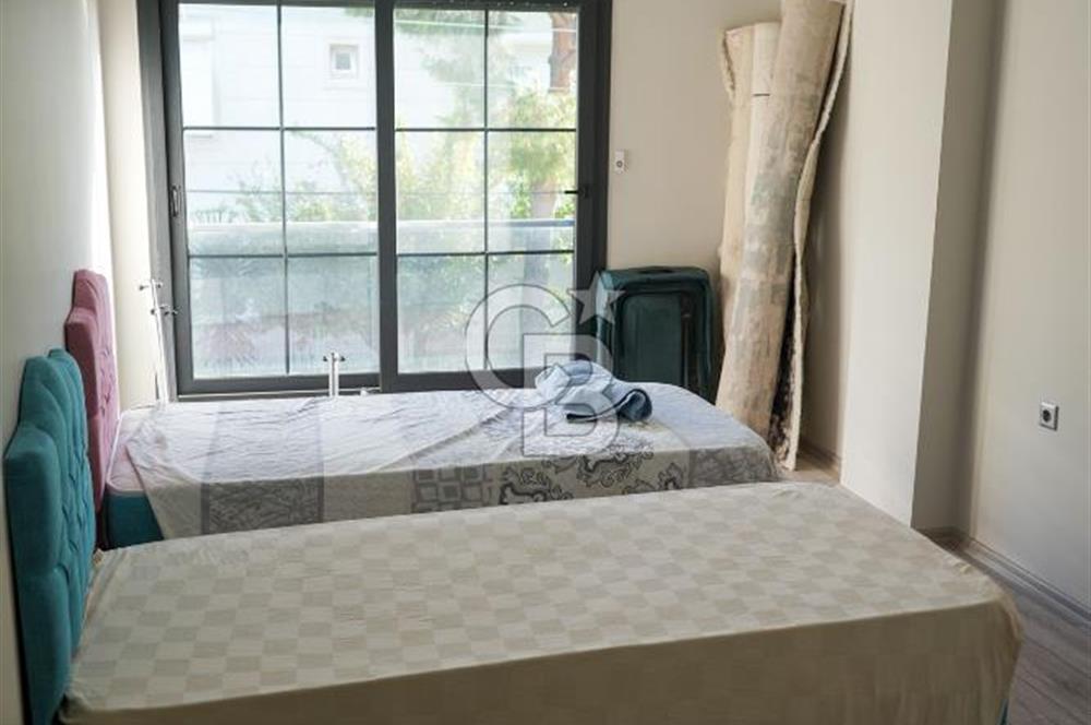 SEFERİHİSAR'DA DENİZE SIFIR 8+1 7 BANYOLU GENİŞ TERASLI DENİZ MANZARALI 450 M2 TRIPLEX VİLLA