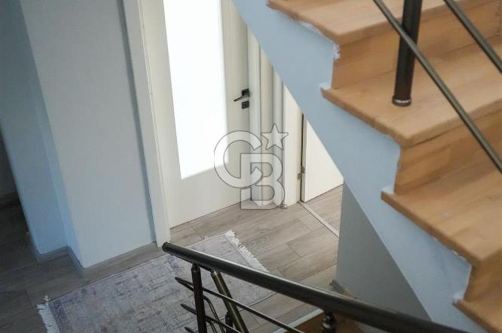 SEFERİHİSAR'DA DENİZE SIFIR 8+1 7 BANYOLU GENİŞ TERASLI DENİZ MANZARALI 450 M2 TRIPLEX VİLLA