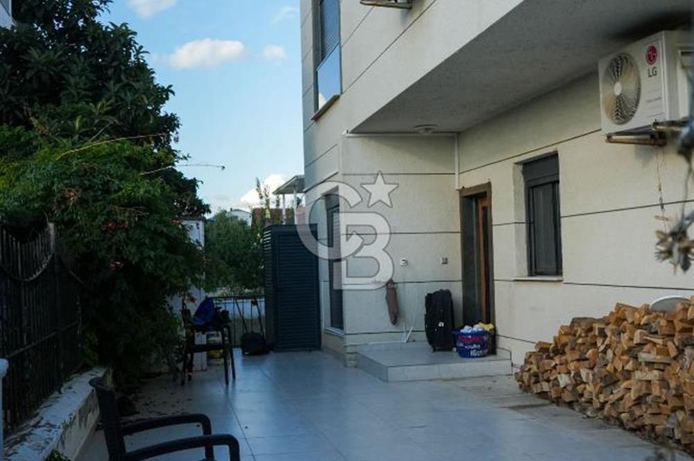 SEFERİHİSAR'DA DENİZE SIFIR 8+1 7 BANYOLU GENİŞ TERASLI DENİZ MANZARALI 450 M2 TRIPLEX VİLLA