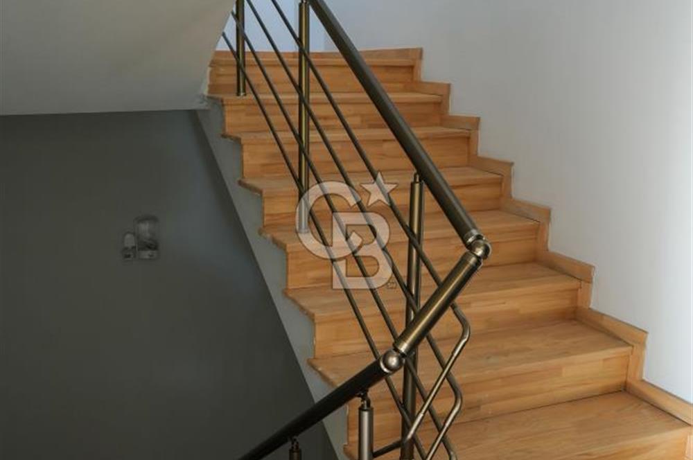 SEFERİHİSAR'DA DENİZE SIFIR 8+1 7 BANYOLU GENİŞ TERASLI DENİZ MANZARALI 450 M2 TRIPLEX VİLLA