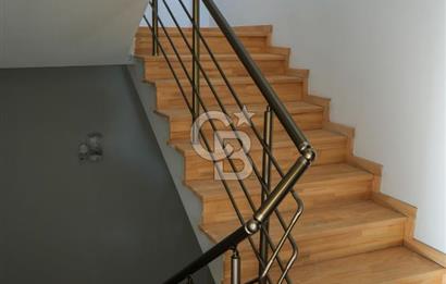 SEFERİHİSAR'DA DENİZE SIFIR 8+1 7 BANYOLU GENİŞ TERASLI DENİZ MANZARALI 450 M2 TRIPLEX VİLLA