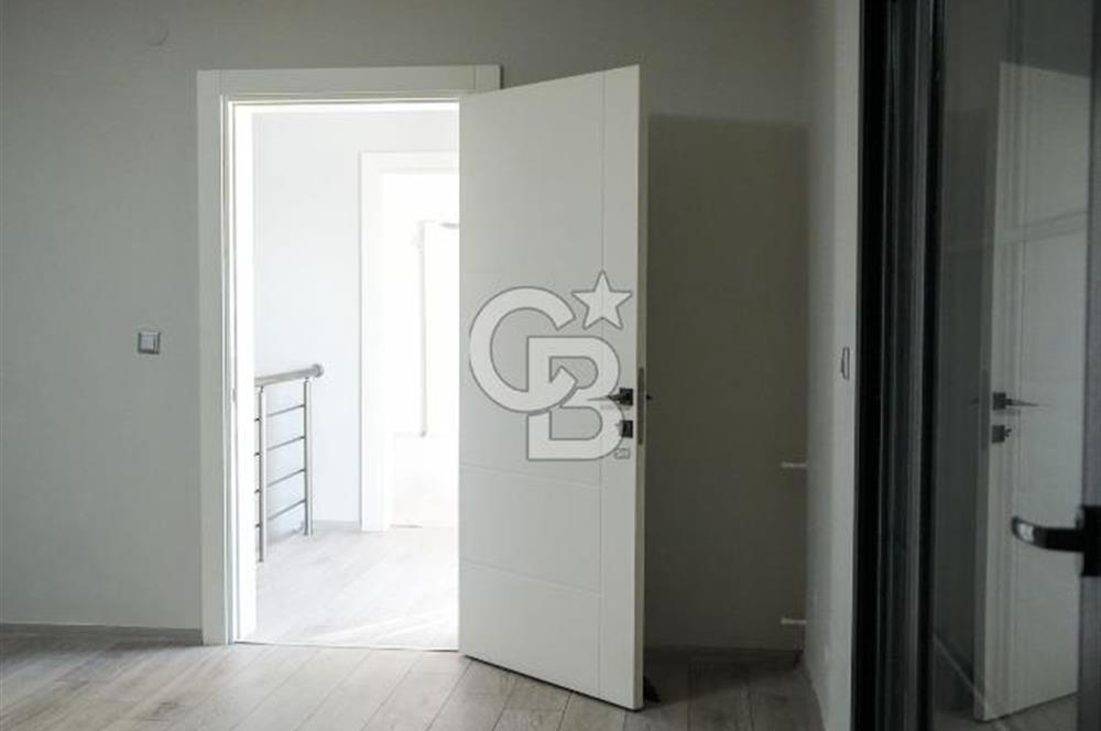 SEFERİHİSAR'DA DENİZE SIFIR 8+1 7 BANYOLU GENİŞ TERASLI DENİZ MANZARALI 450 M2 TRIPLEX VİLLA
