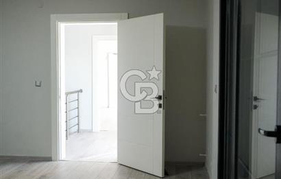 SEFERİHİSAR'DA DENİZE SIFIR 8+1 7 BANYOLU GENİŞ TERASLI DENİZ MANZARALI 450 M2 TRIPLEX VİLLA