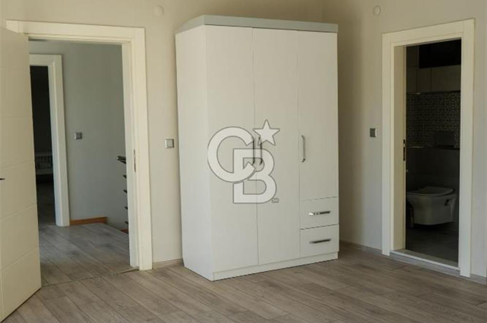 SEFERİHİSAR'DA DENİZE SIFIR 8+1 7 BANYOLU GENİŞ TERASLI DENİZ MANZARALI 450 M2 TRIPLEX VİLLA