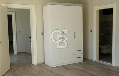 SEFERİHİSAR'DA DENİZE SIFIR 8+1 7 BANYOLU GENİŞ TERASLI DENİZ MANZARALI 450 M2 TRIPLEX VİLLA