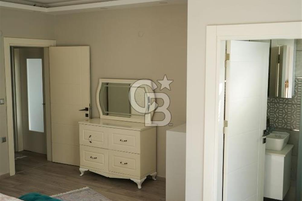 SEFERİHİSAR'DA DENİZE SIFIR 8+1 7 BANYOLU GENİŞ TERASLI DENİZ MANZARALI 450 M2 TRIPLEX VİLLA