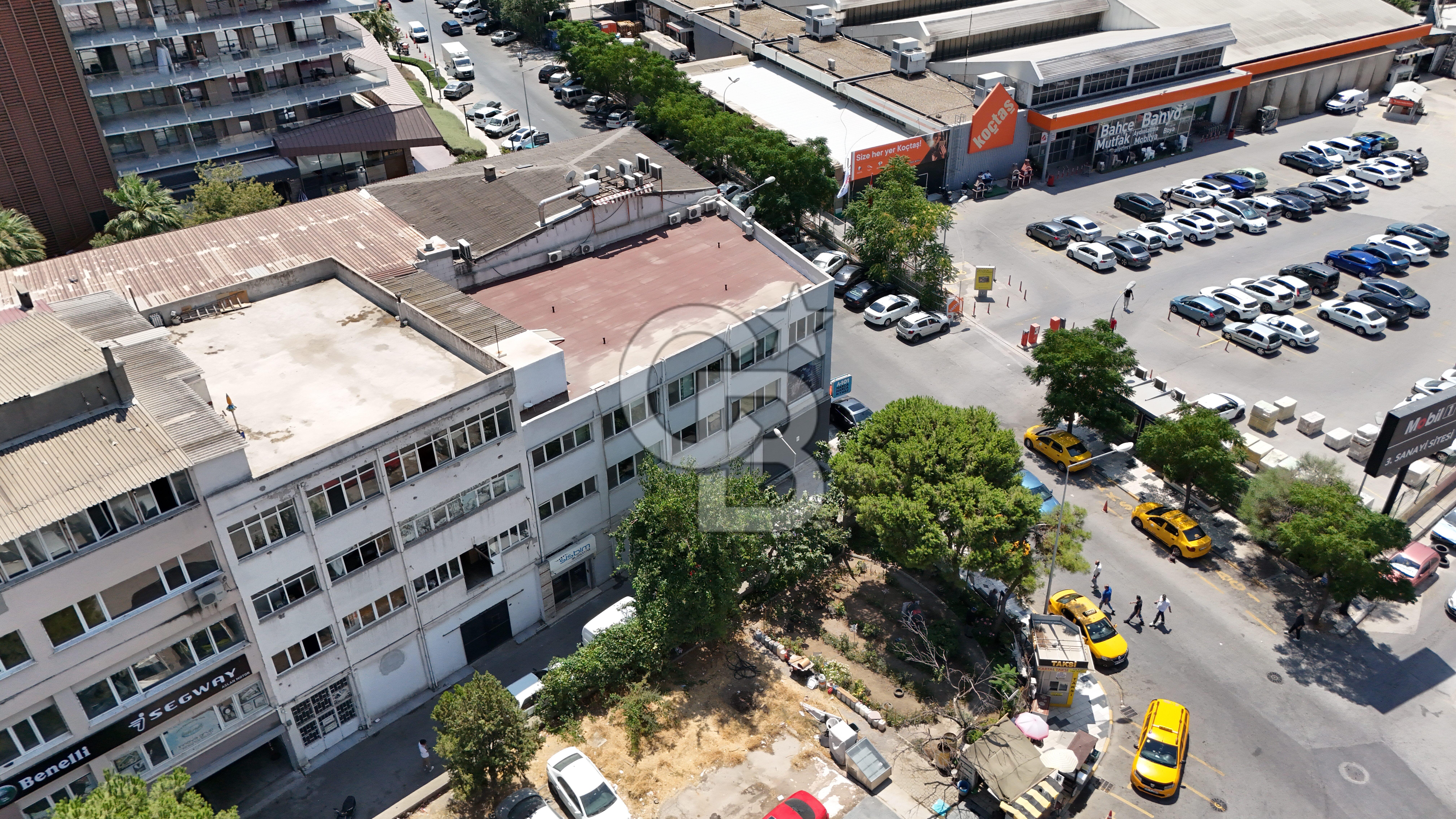 BORNOVA 3.SANAYİ'DE 640M² KULLANIM ALANLI 4 KATLI KİRALIK DÜKKAN