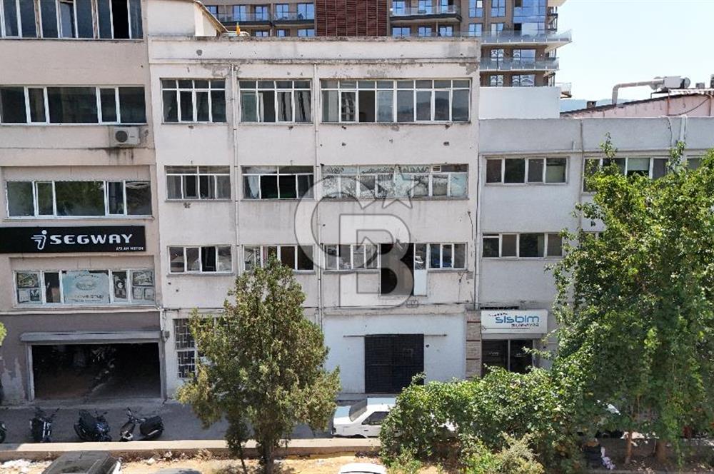 BORNOVA 3.SANAYİ'DE 640M² KULLANIM ALANLI 4 KATLI KİRALIK DÜKKAN