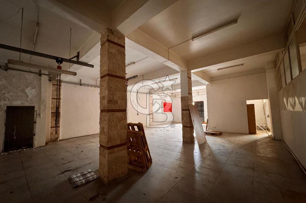 BORNOVA 3.SANAYİ'DE 640M² KULLANIM ALANLI 4 KATLI KİRALIK DÜKKAN