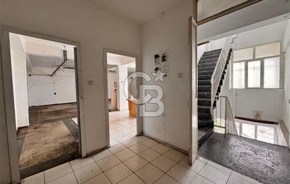 BORNOVA 3.SANAYİ'DE 640M² KULLANIM ALANLI 4 KATLI KİRALIK DÜKKAN