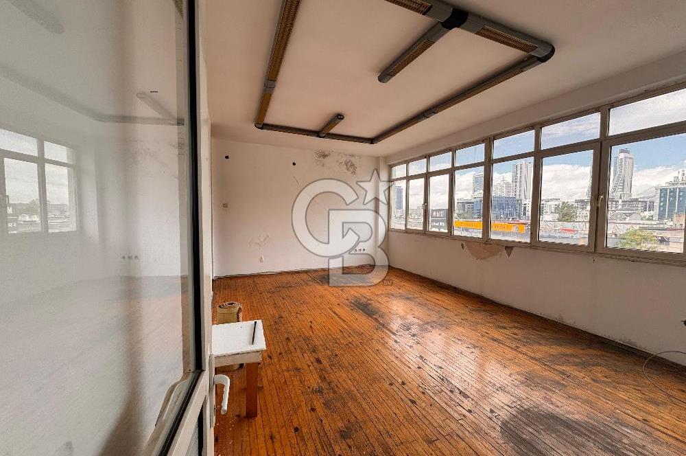 BORNOVA 3.SANAYİ'DE 640M² KULLANIM ALANLI 4 KATLI KİRALIK DÜKKAN