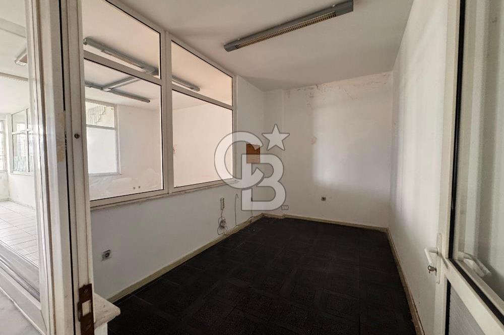 BORNOVA 3.SANAYİ'DE 640M² KULLANIM ALANLI 4 KATLI KİRALIK DÜKKAN