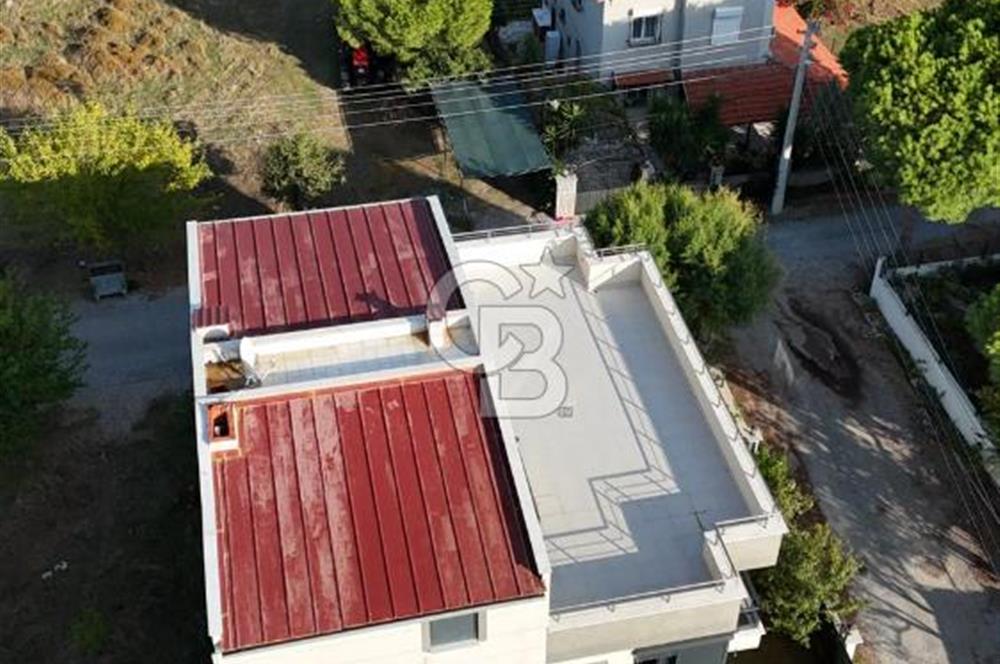 SEFERİHİSAR'DA DENİZE SIFIR 8+1 7 BANYOLU GENİŞ TERASLI DENİZ MANZARALI 450 M2 TRIPLEX VİLLA