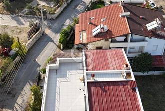 SEFERİHİSAR'DA DENİZE SIFIR 8+1 7 BANYOLU GENİŞ TERASLI DENİZ MANZARALI 450 M2 TRIPLEX VİLLA