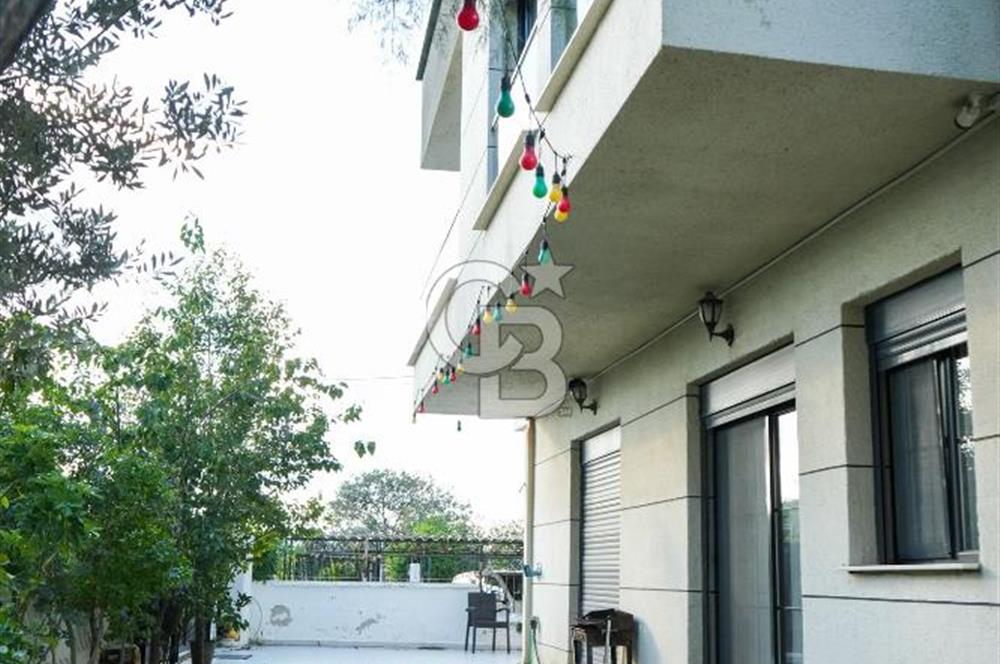 SEFERİHİSAR'DA DENİZE SIFIR 8+1 7 BANYOLU GENİŞ TERASLI DENİZ MANZARALI 450 M2 TRIPLEX VİLLA