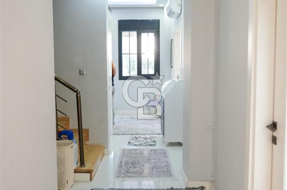 SEFERİHİSAR'DA DENİZE SIFIR 8+1 7 BANYOLU GENİŞ TERASLI DENİZ MANZARALI 450 M2 TRIPLEX VİLLA