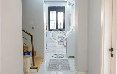 SEFERİHİSAR'DA DENİZE SIFIR 8+1 7 BANYOLU GENİŞ TERASLI DENİZ MANZARALI 450 M2 TRIPLEX VİLLA