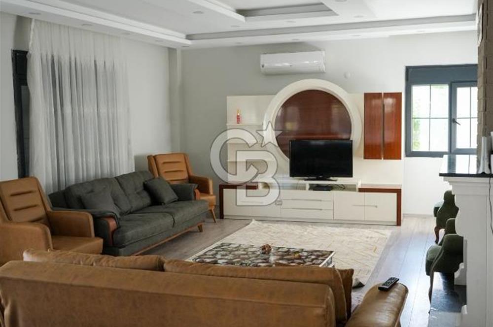 SEFERİHİSAR'DA DENİZE SIFIR 8+1 7 BANYOLU GENİŞ TERASLI DENİZ MANZARALI 450 M2 TRIPLEX VİLLA