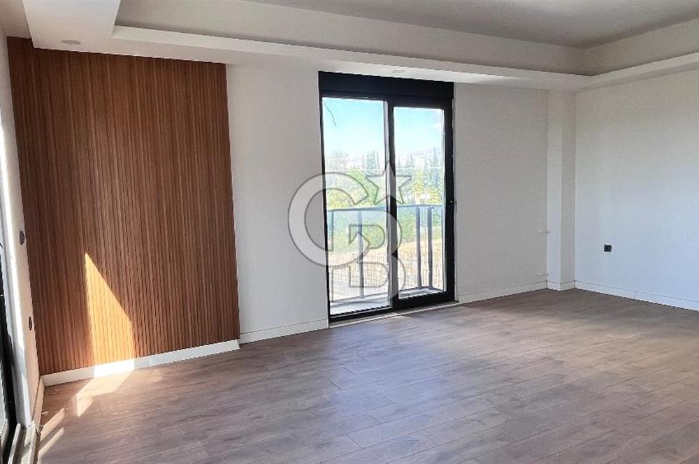 Havuzlu Site İçerisinde Satılık 4+1 daire