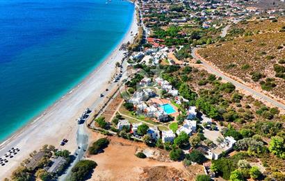 Palamutbükü Mertur Sitesi’nde Denize Yakın Yenilenmiş 2+1 Bahçe Katı Daire