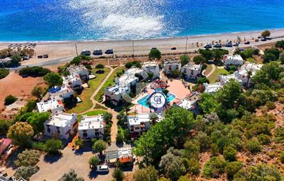 Palamutbükü Mertur Sitesi’nde Denize Yakın Yenilenmiş 2+1 Bahçe Katı Daire