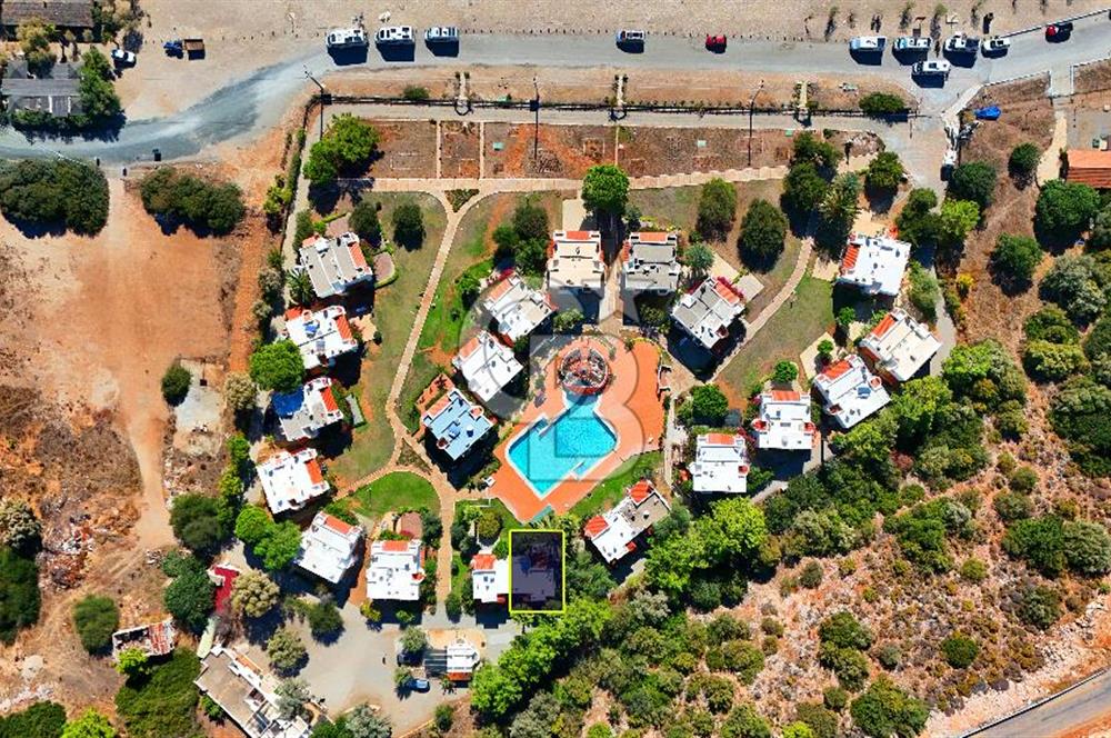 Palamutbükü Mertur Sitesi’nde Denize Yakın Yenilenmiş 2+1 Bahçe Katı Daire