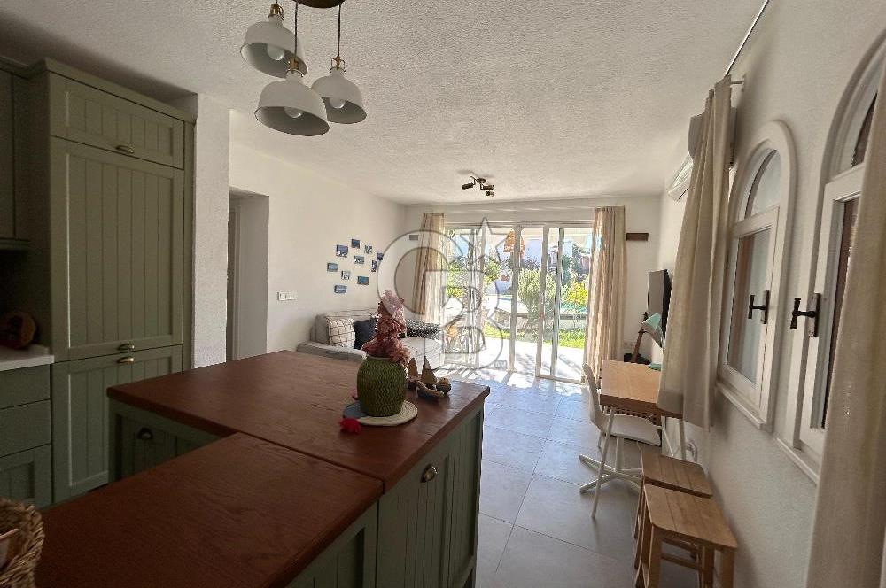 Palamutbükü Mertur Sitesi’nde Denize Yakın Yenilenmiş 2+1 Bahçe Katı Daire