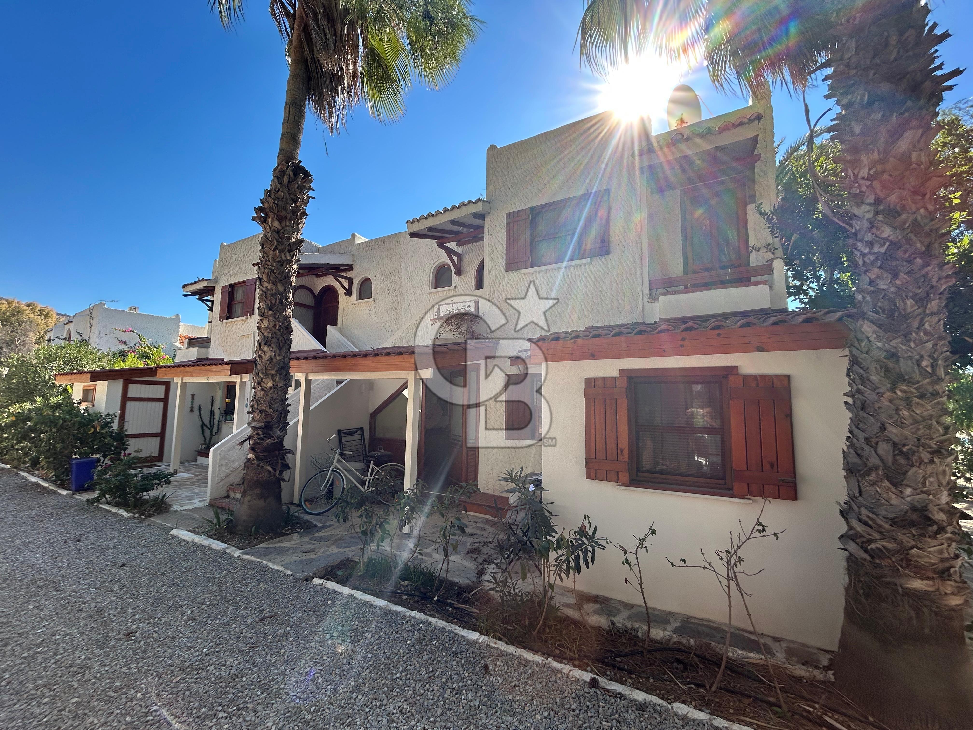 Palamutbükü Mertur Sitesi’nde Denize Yakın Yenilenmiş 2+1 Bahçe Katı Daire