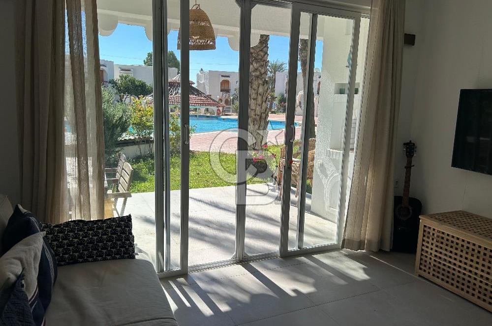 Palamutbükü Mertur Sitesi’nde Denize Yakın Yenilenmiş 2+1 Bahçe Katı Daire