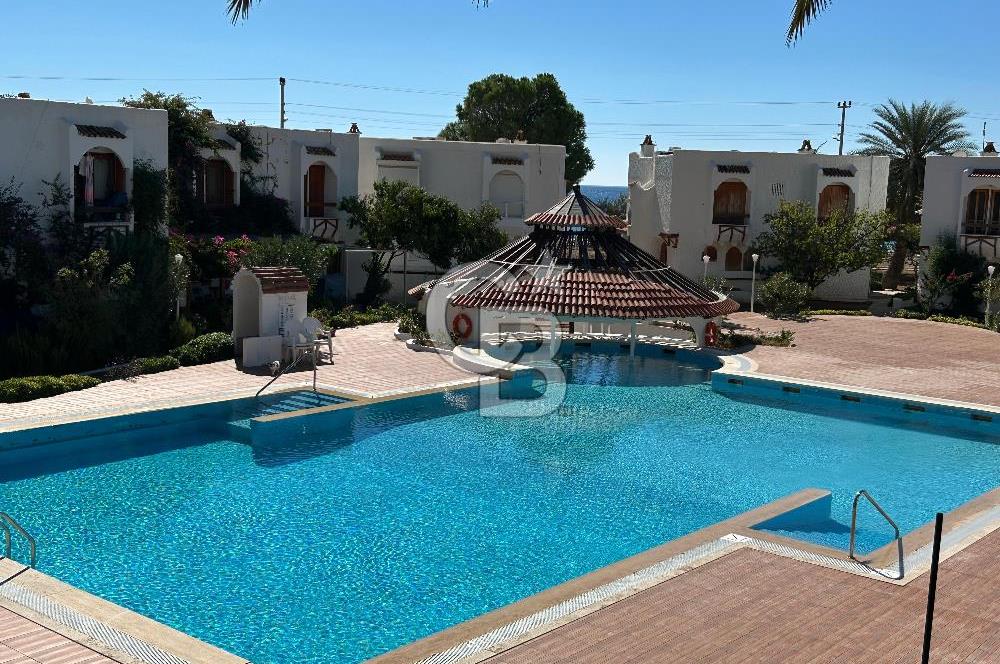 Palamutbükü Mertur Sitesi’nde Denize Yakın Yenilenmiş 2+1 Bahçe Katı Daire