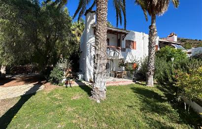 Palamutbükü Mertur Sitesi’nde Denize Yakın Yenilenmiş 2+1 Bahçe Katı Daire