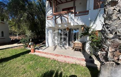 Palamutbükü Mertur Sitesi’nde Denize Yakın Yenilenmiş 2+1 Bahçe Katı Daire