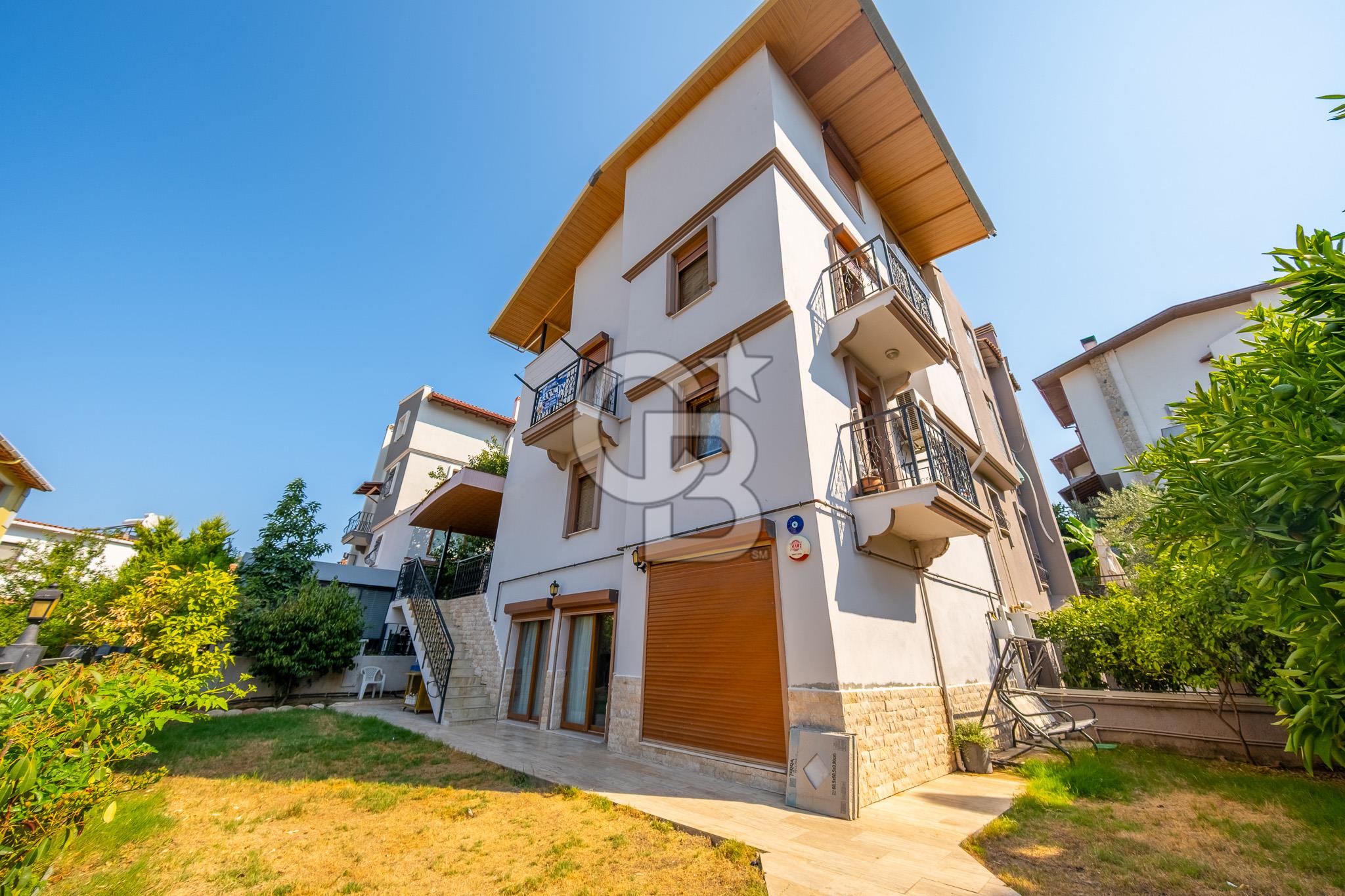 Kahramanderenin Gözde Konumunda 4 Katlı 3+2 Villa