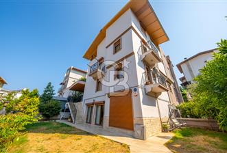 Kahramanderenin Gözde Konumunda 4 Katlı 3+2 Villa