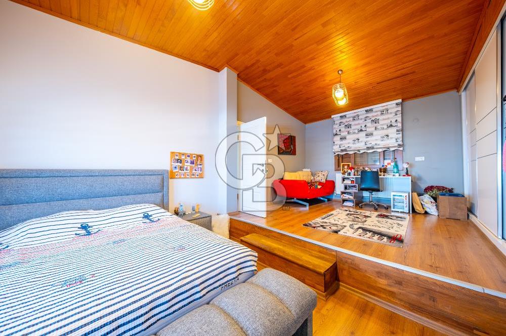 Kahramanderenin Gözde Konumunda 4 Katlı 3+2 Villa