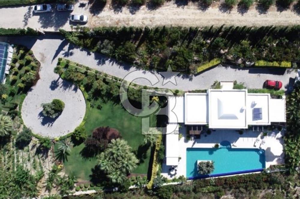 İzmir Çeşme de Satılık 3500 m2 Arsa İçerisinde Havuzlu Lüks Villa