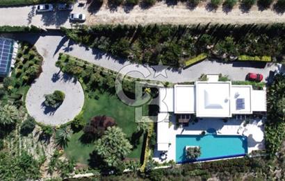 İzmir Çeşme de Satılık 3500 m2 Arsa İçerisinde Havuzlu Lüks Villa