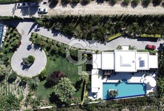 İzmir Çeşme de Satılık 3500 m2 Arsa İçerisinde Havuzlu Lüks Villa