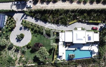 İzmir Çeşme de Satılık 3500 m2 Arsa İçerisinde Havuzlu Lüks Villa