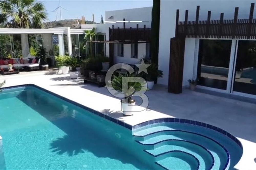 İzmir Çeşme de Satılık 3500 m2 Arsa İçerisinde Havuzlu Lüks Villa