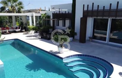 İzmir Çeşme de Satılık 3500 m2 Arsa İçerisinde Havuzlu Lüks Villa