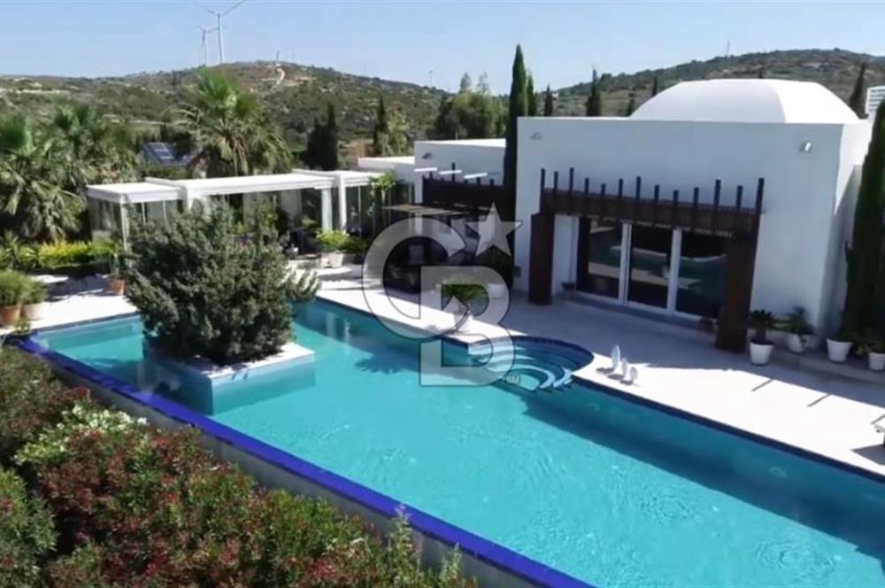 İzmir Çeşme de Satılık 3500 m2 Arsa İçerisinde Havuzlu Lüks Villa