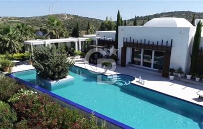 İzmir Çeşme de Satılık 3500 m2 Arsa İçerisinde Havuzlu Lüks Villa