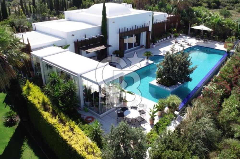 İzmir Çeşme de Satılık 3500 m2 Arsa İçerisinde Havuzlu Lüks Villa