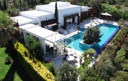İzmir Çeşme de Satılık 3500 m2 Arsa İçerisinde Havuzlu Lüks Villa